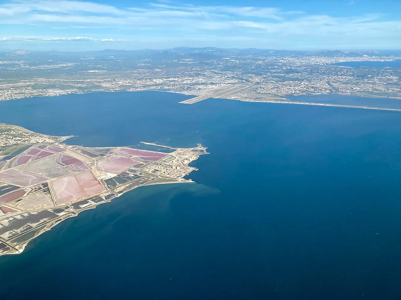 Luchtfoto van de Étang de Berre in de Bouches-du-Rhône, waar het dodelijke ongeval plaatsvond.