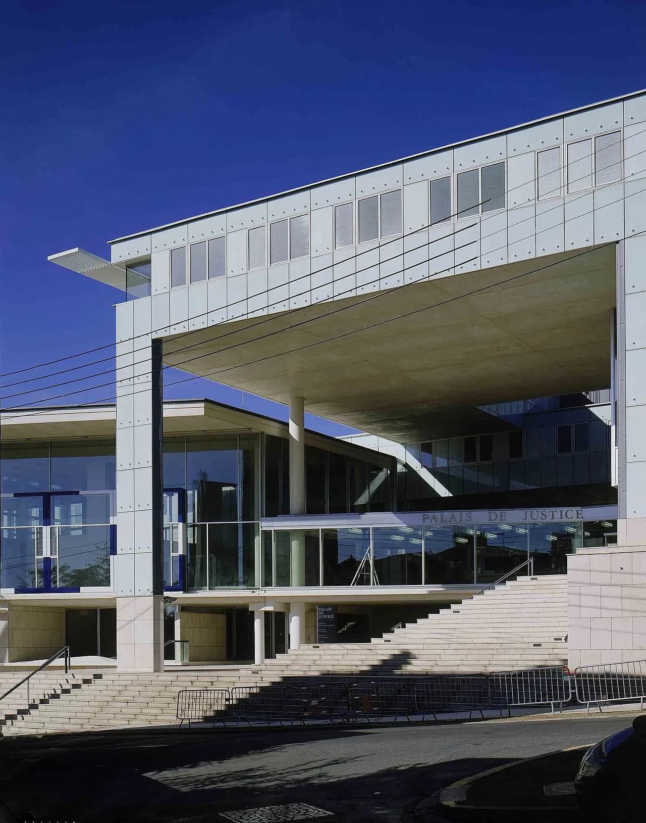 Het gerechtsgebouw van Pontoise, waar het parket de aangifte van Edens familie behandelt.