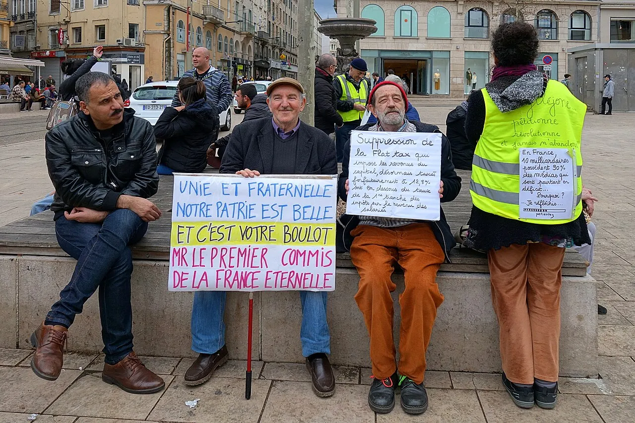 Betogers van de Gele Hesjes verzamelen zich voor een actiedag in Saint-Étienne, Frankrijk.