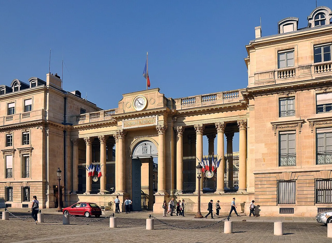 De achtergevel van het Palais Bourbon in Parijs, de zetel van de Assemblée nationale, waar het kabinet onder vuur lag over de scholiersprotesten.