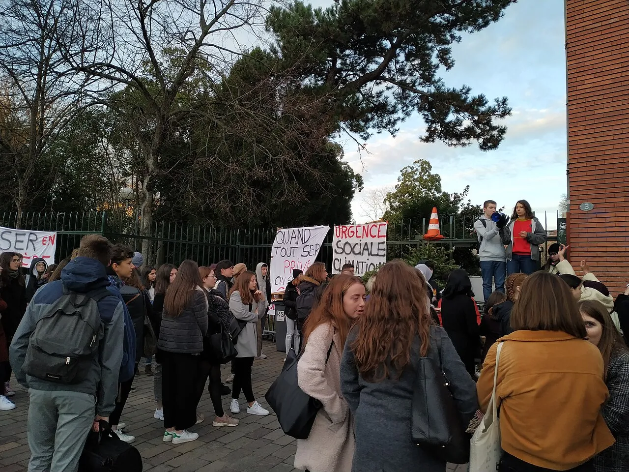 Een Franse lyceumingang geblokkeerd met stoelen en tafels tijdens een scholierenblokkade.