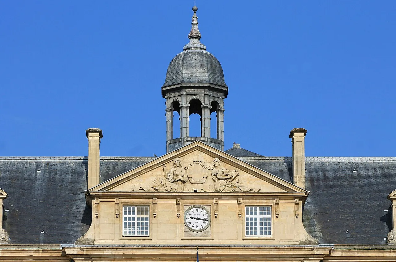 Het stadhuis van Caen in Frankrijk, waarvan de burgemeester een klacht indiende na schade tijdens de onrust van 17 oktober