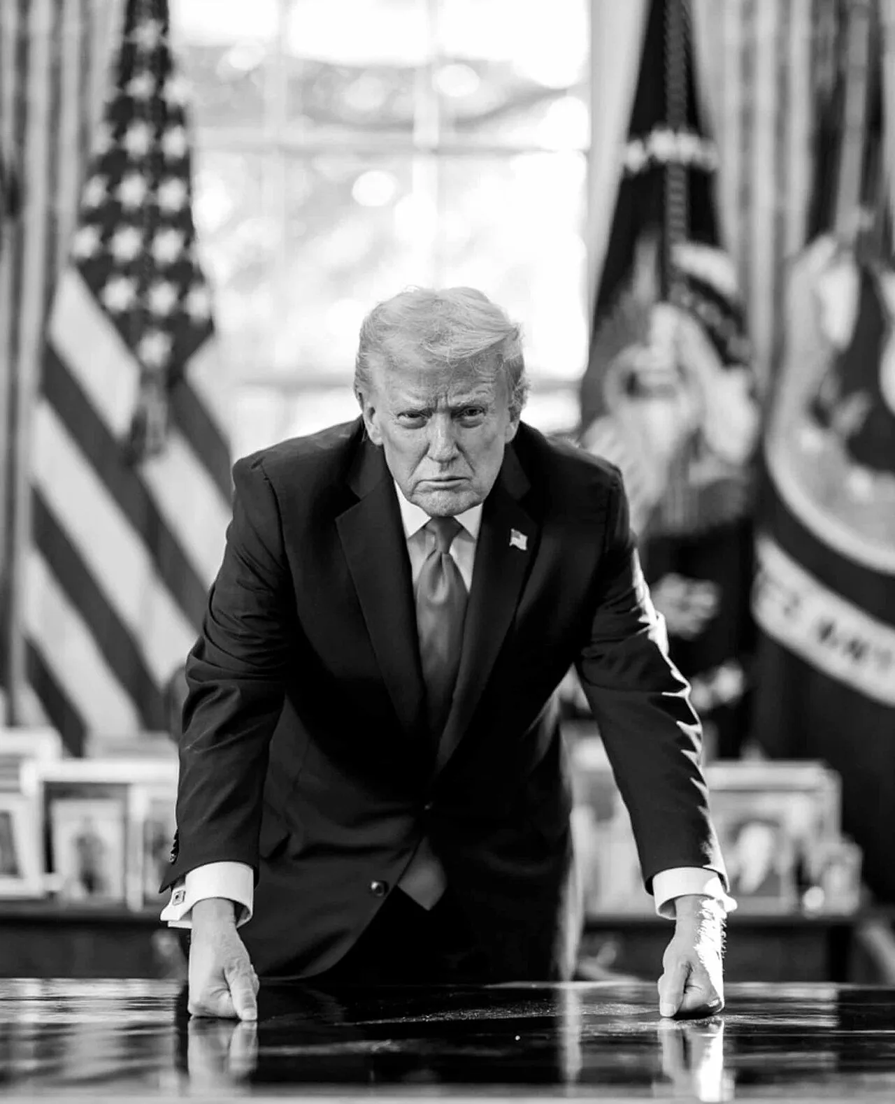 Officieel portret van de Amerikaanse president Donald Trump, die reageerde op de Franse rellen