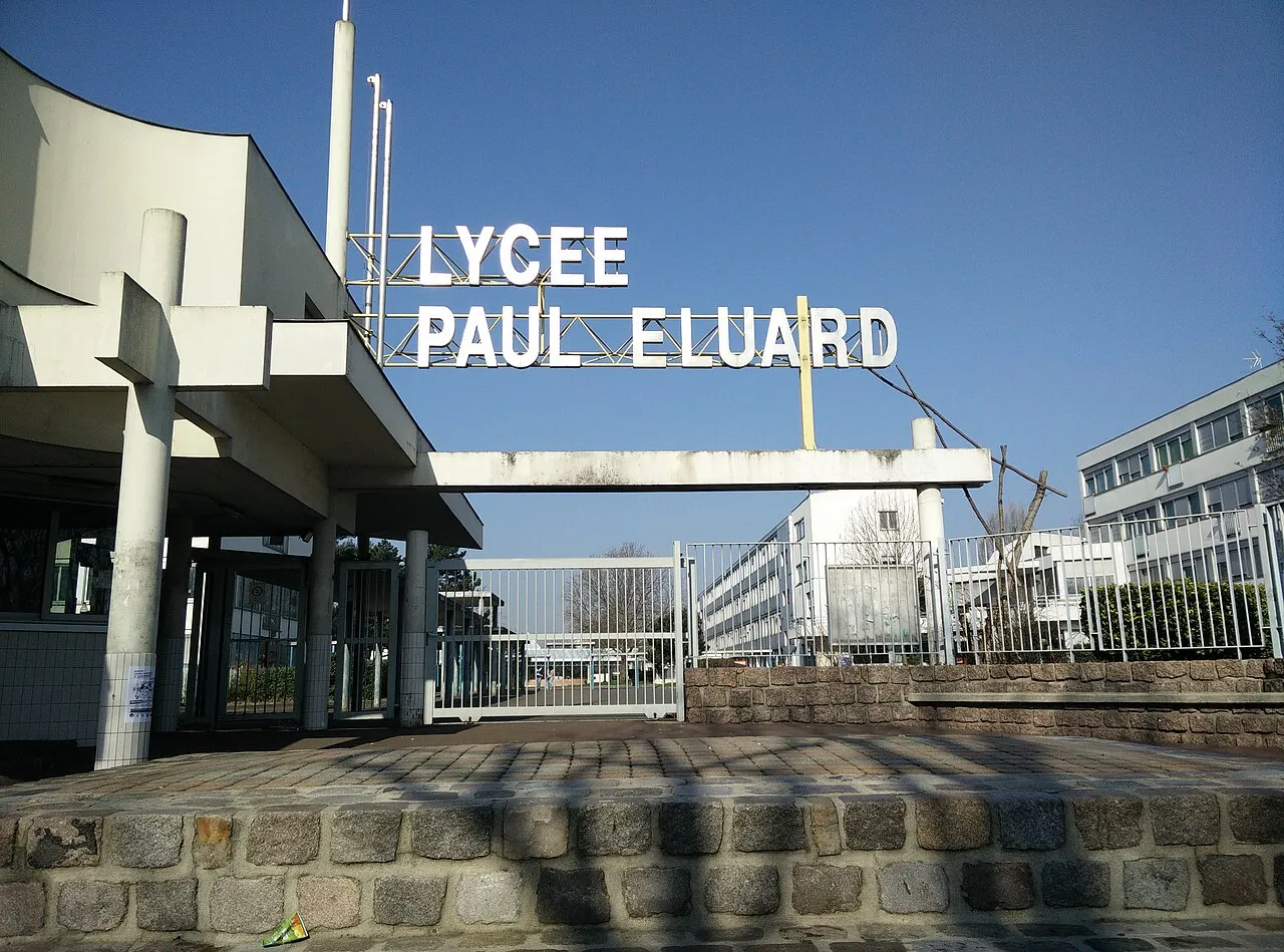 Ingang van lyceum Paul-Eluard in Saint-Denis