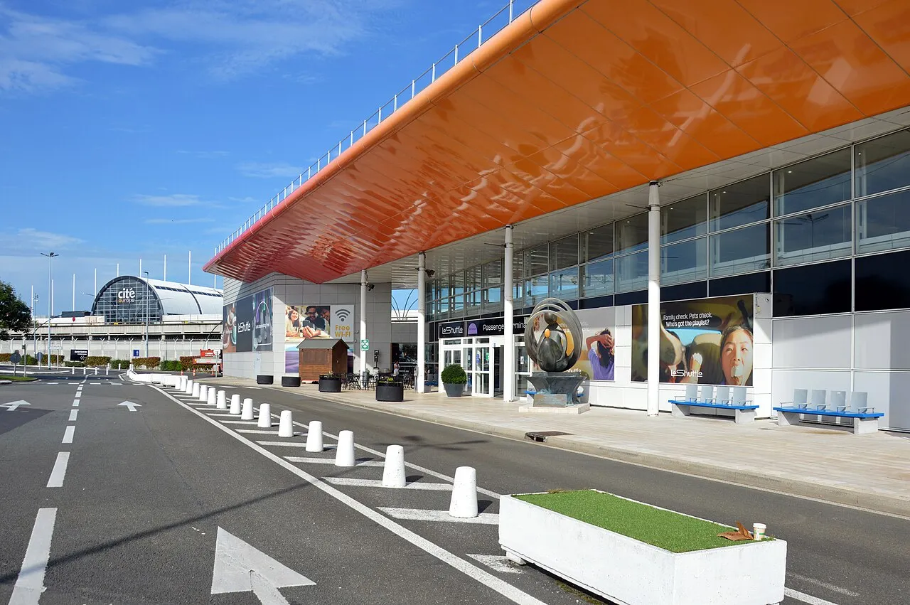Terminalgebouw van de Eurotunnel-shuttle in Coquelles, met winkelcentrum Cité Europe op de achtergrond.