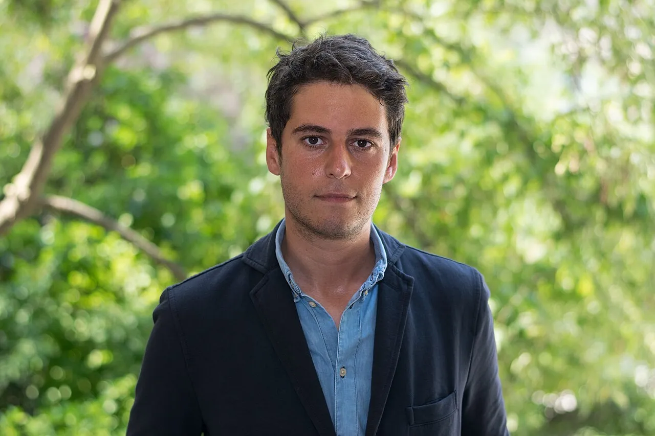 Gabriel Attal, kandidaat voor de presidentsverkiezingen van 2027, die zijn "pact voor de jeugd" presenteerde.
