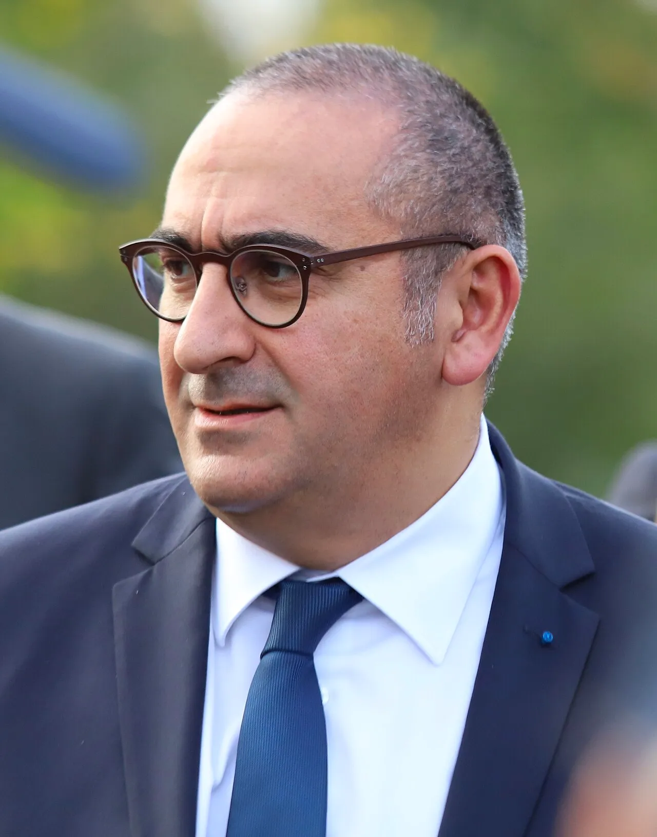Laurent Nuñez, de Franse minister van Binnenlandse Zaken, in gesprek met politieagenten.