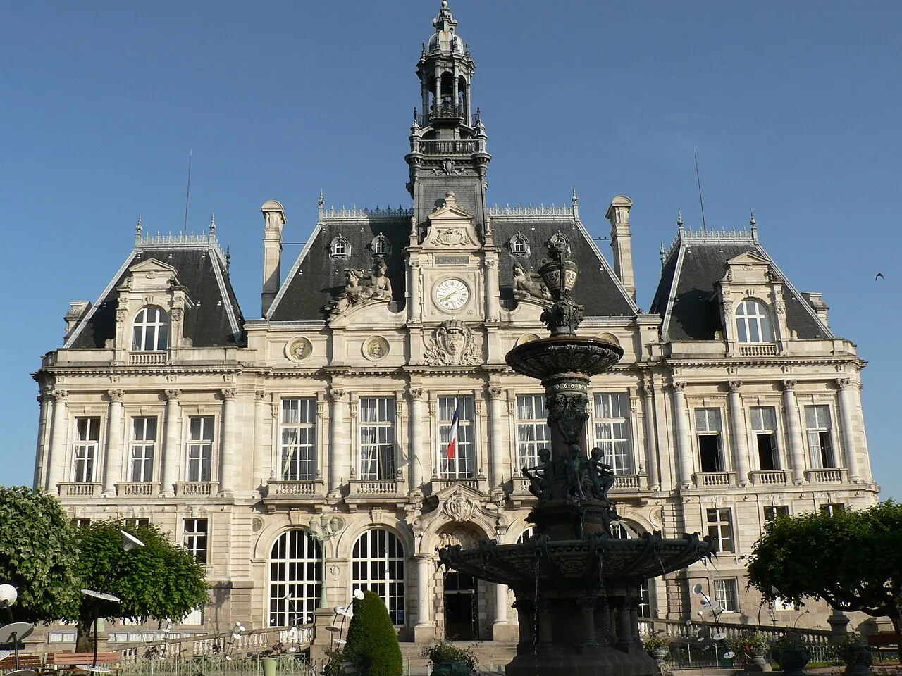 Het stadhuis van Limoges in Frankrijk, dat tijdens de rellen van 17 oktober uitbrandde
