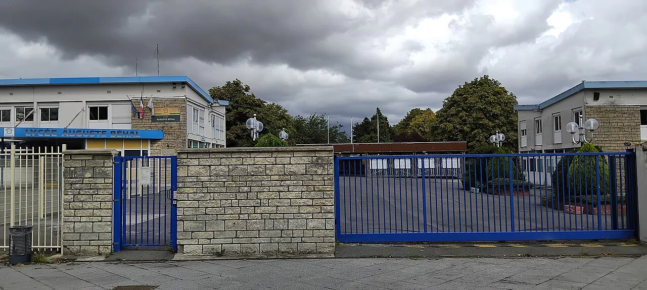 Hoofdingang van lycée Auguste Béhal in Lens, de school bij wie het incident plaatsvond.