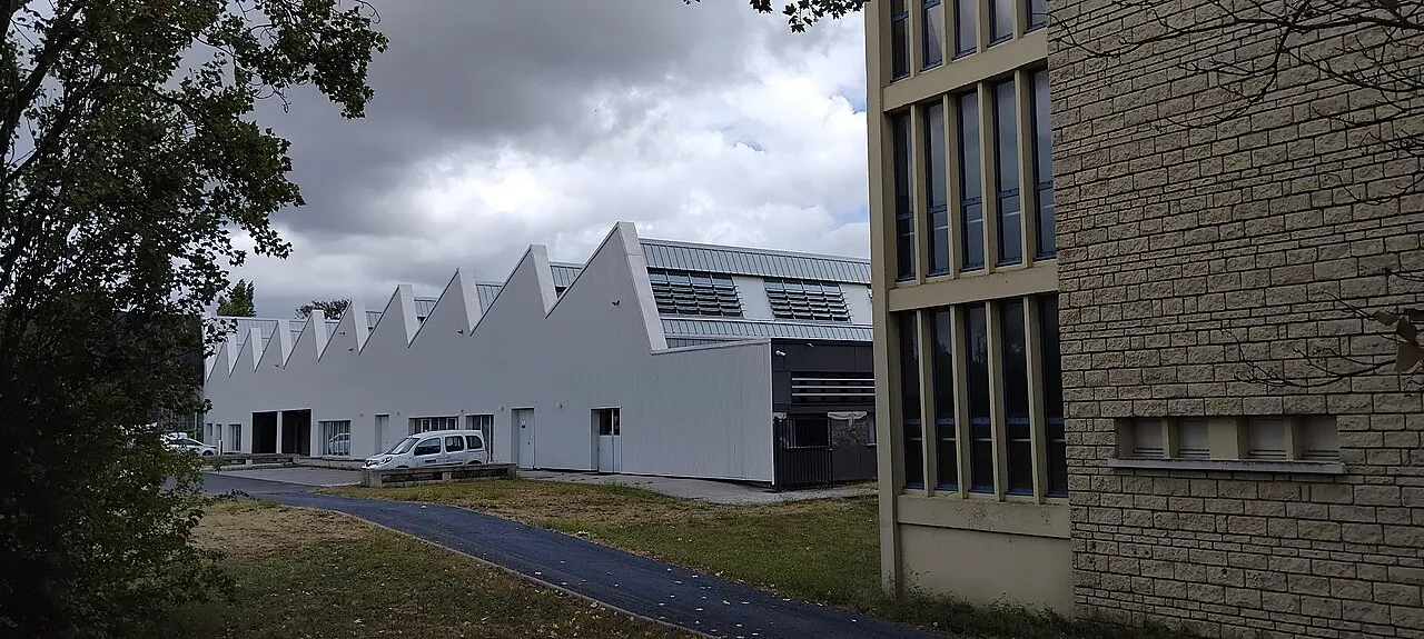 Technische werkplaatsen van lyceum Auguste-Béhal in Lens, waar een scholier een hand verloor bij een granaatincident.