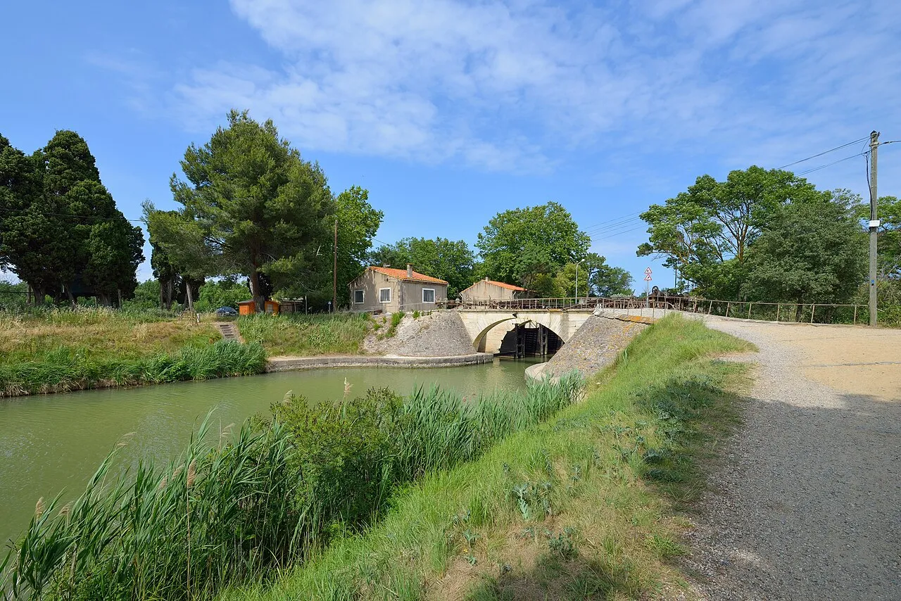 Waterkering op de rivier de Libron bij Vias, in het Hérault-departement dat gevoelig is voor mediterrane overstromingen.