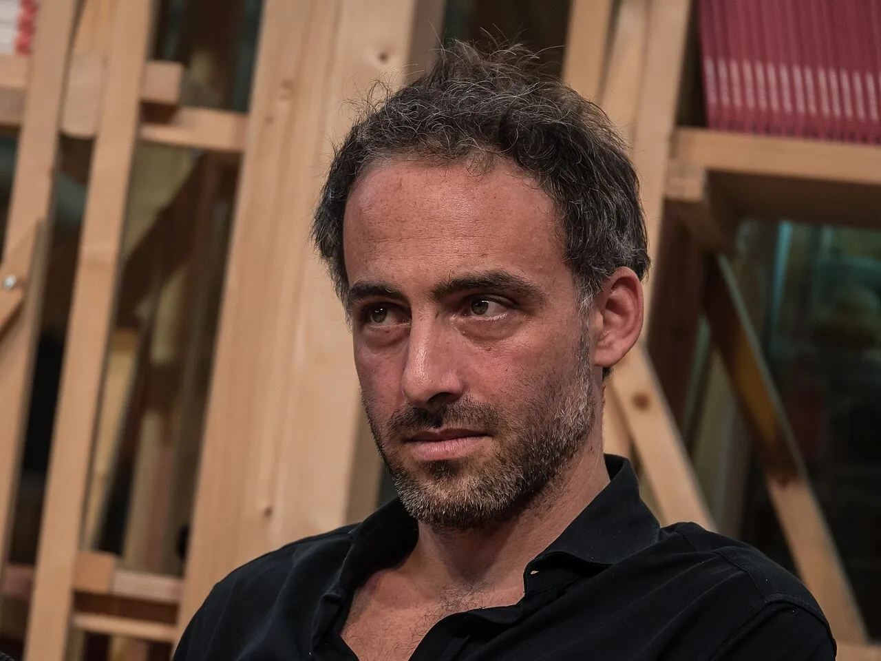 Raphaël Glucksmann, een van de vijf kandidaten bij de linkse primaire, tijdens een publiek optreden.