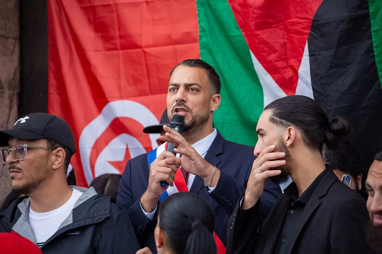 Sébastien Delogu voert het woord aan het einde van een manifestatie voor Gaza bij het stadhuis van Marseille, 2 juni 2024.