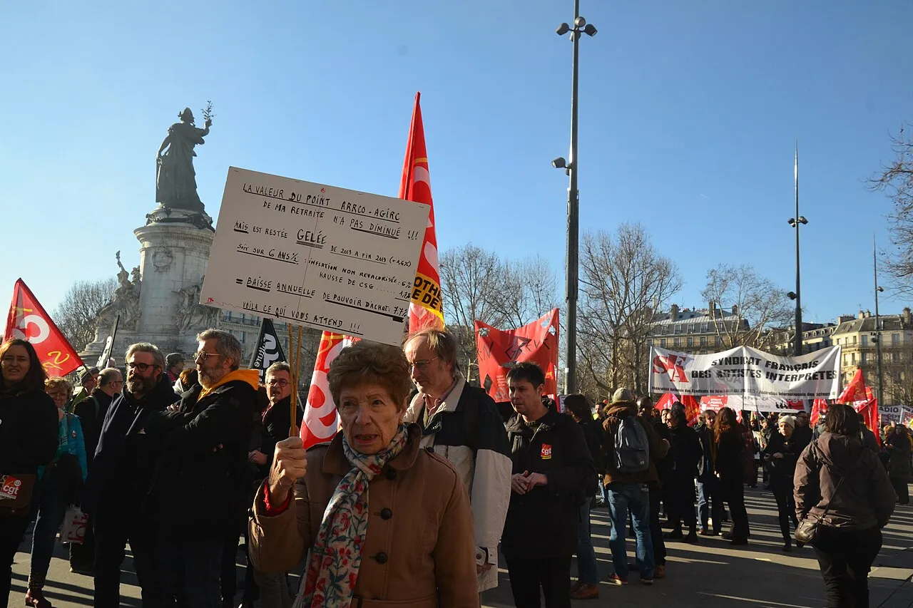 Een gepensioneerde vrouw demonstreert tijdens een protest over de waarde van het Arrco-Agirc-pensioenpunt in Frankrijk.
