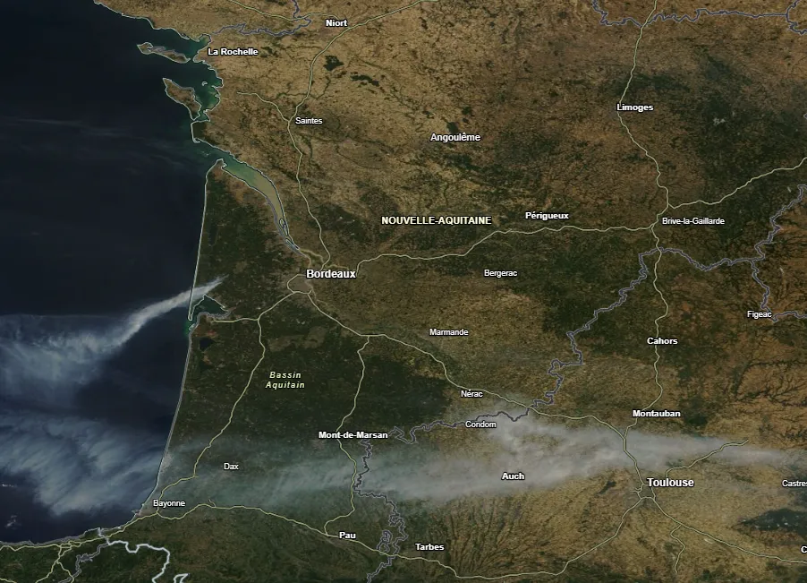 Satellietfoto van de rookpluim boven de bosbranden in Gironde, zomer 2026.