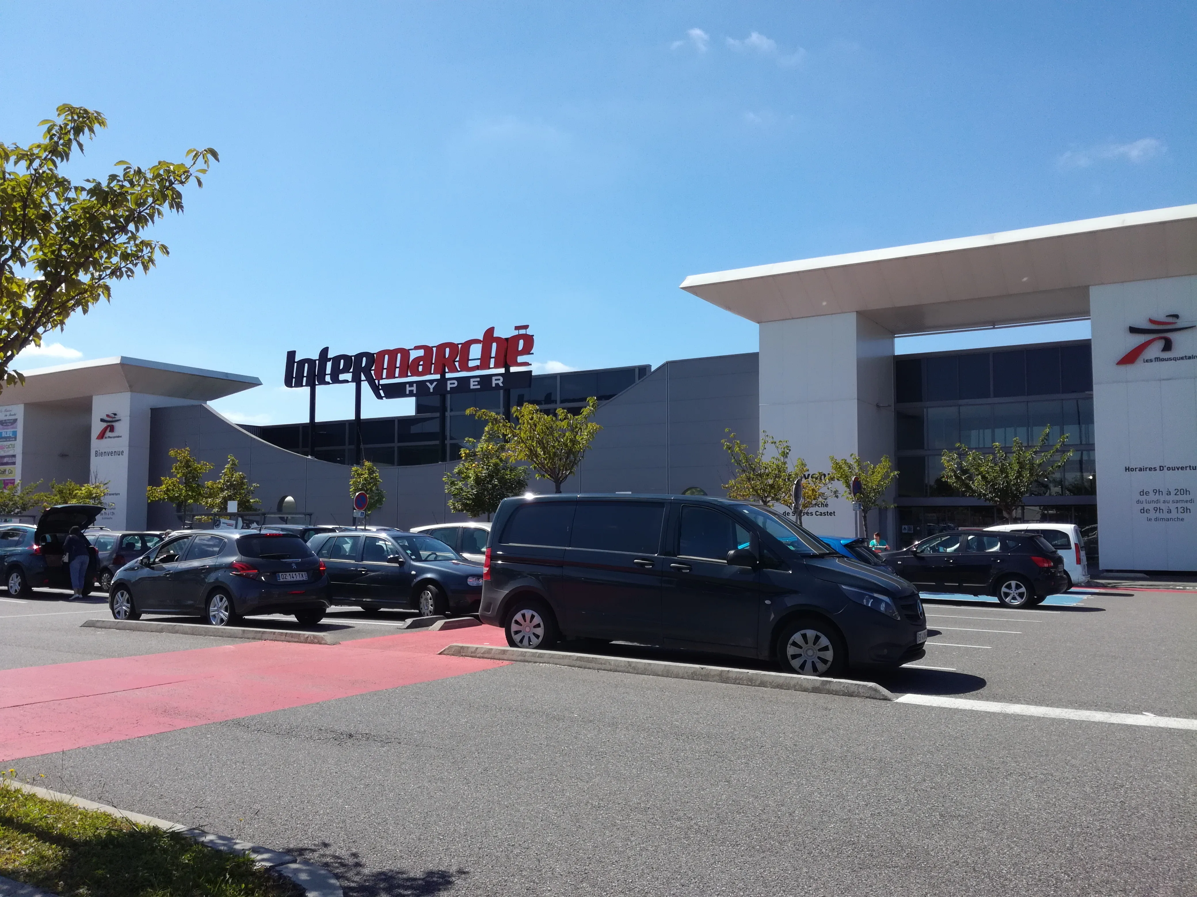 De gevel van een Intermarché-supermarkt in Serres-Castet, Frankrijk.