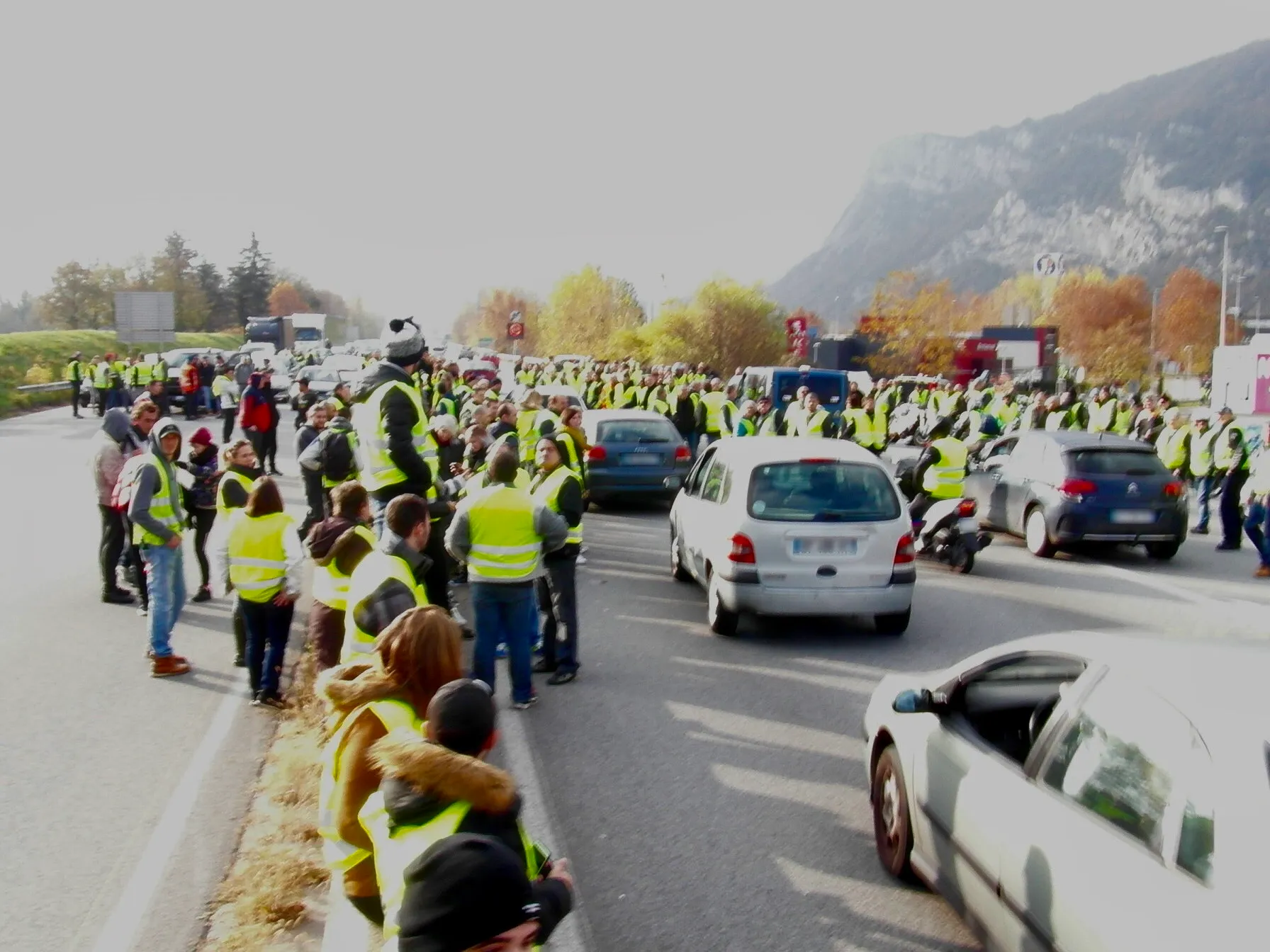 Betoging van Gele Hesjes langs de snelweg A51 in Frankrijk.