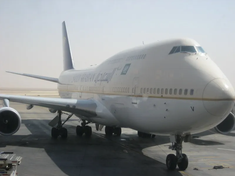 Een Boeing 747-400 van Saudi Arabian Airlines op de luchthaven King Khalid in Ryad.